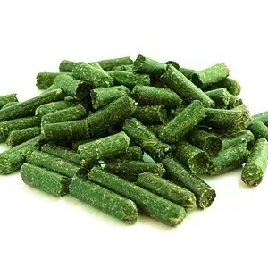 Зеленая травяная гранула из люцерны