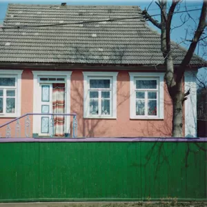 Продамобменяю на автомобиль дом в г.Дунаевцы Хмельницкой обл.