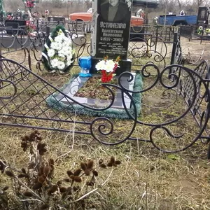 ограды, бетонные площадки, памятники.