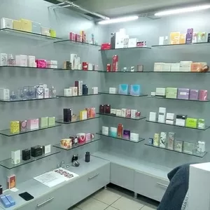 Продам торговое оборудование под магазин парфюмерии,  косметики на 50 м