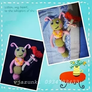 Веселая вязанная гусеница с зонтиком