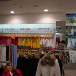 Розпродаємо торгове обладнання (стелажі та стійки) під одяг або взуття