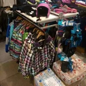 Торгівельне обладнання (торгові меблі) для одягу та взуття.