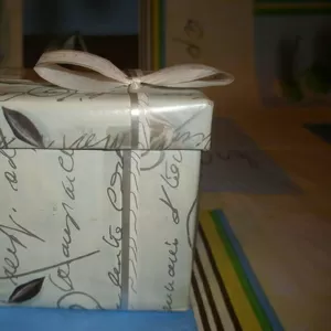 Продам новую, праздничную коробочку с бантиком, д/романтичного подарка.