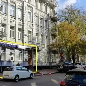 Центр Киева,  фасадный магазин.