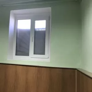 В центре полуподвальное помещение. 3 комнаты.