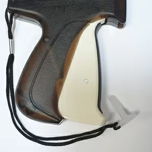 Игольчатый пистолет с тонкой иглой для крепления бирок к делик. тканям