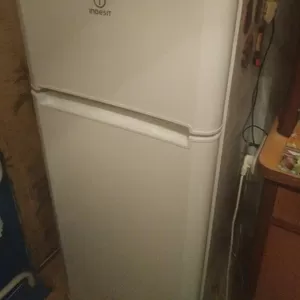 Продам холодильник Indesit