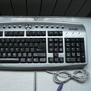 Клавиатура ,  мышки,  кабеля , переходник для компьютера.