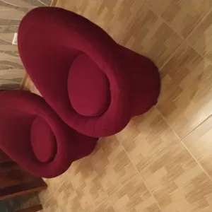 Продам 2 кресла в отличном состоянии бордового цвета.