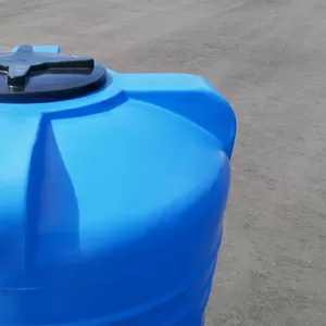 Емкость вертикальная пластиковая на 1000 литров
