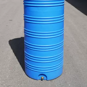 Узкая емкость вертикальная пластиковая на 990 литров