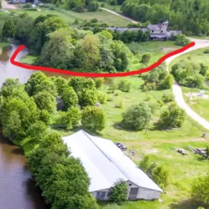 Продам участок с зданием  на берегу реки в пригороде Вильнюс в Литве