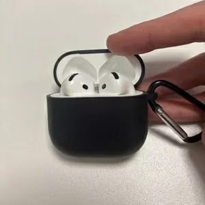 Продаю навушники Apple AirPods 4 в хорошому стані — 4500 грн