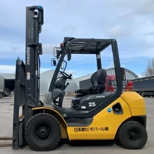 Вилочний автонавантажувач Komatsu,  з бічним зсувом та щоглою 4.5 метри