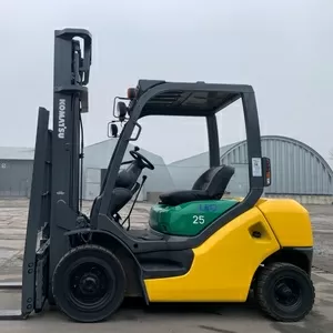 автонавантажувач Komatsu з бічним зміщенням. Модель: FG25C-15