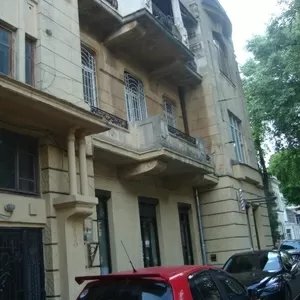 Старий фонд. Бельгійка. Велика квартира у житловому стані у центрі.