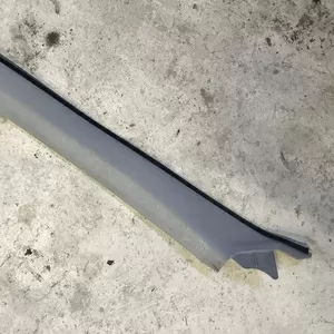 Бу накладка левой передней стойки Renault Laguna 1,  7700820728 .