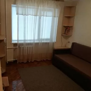 Здаеться гостинка жінці чи дівчині..