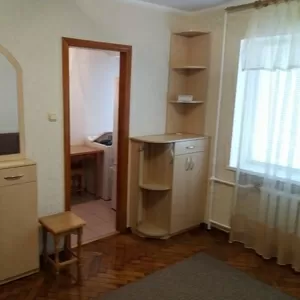 Здаеться гостинка жінці чи дівчині..