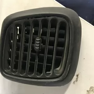 Бу дефлектор воздуховода левой двери Renault Laguna 1,  7700822837.