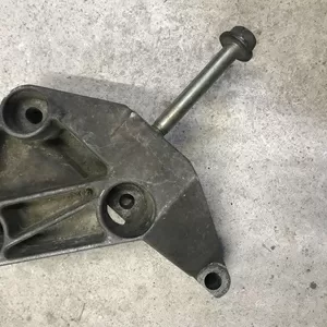 Бу кронштейн подушки двигателя правый Renault 8200108112 Megane Scenic Clio Kangoo 