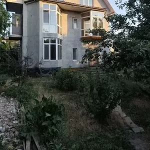 На Ленпоселку 3Х ПОВЕРХОВИЙ БУДИНОК