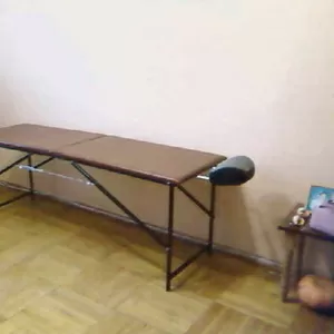 Продаётся раскладной переносной массажный стол с мягким покрытием.